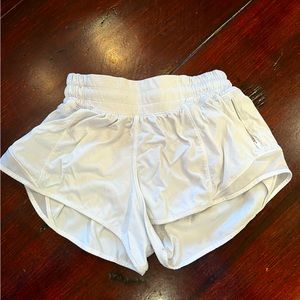 Lululemon White Hotty Hot Low-rise short 2.5” shorts, size 2